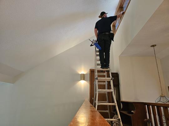 Cleaning high interior windows